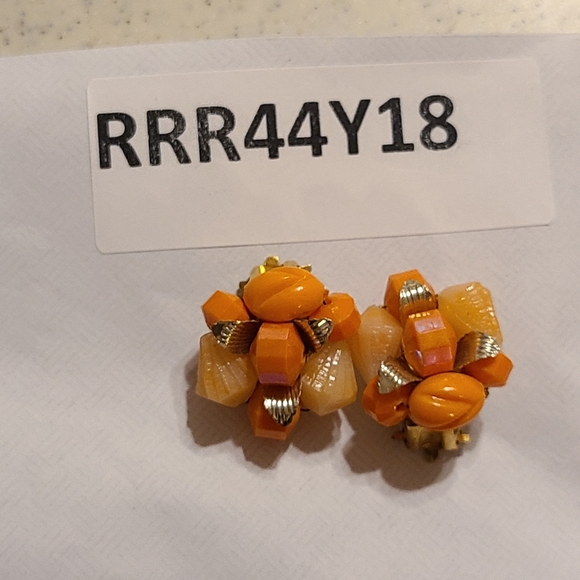 Vintage clip on Earrings for sale - Picture 6 of 7